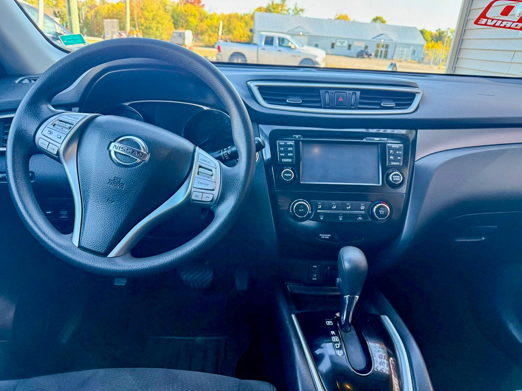 2014 Nissan Rogue AWD SV – HEATED SEATS – NAV – SUNROOF – BACKUP CAM - Image 4